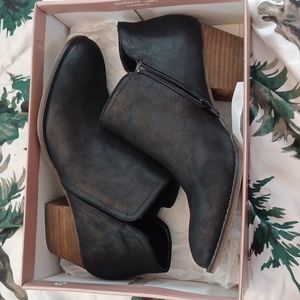 Fergie Ankle Boots 9.5 Women's black suede